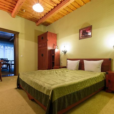 Hotel Letuchiy Gollandets Užhorod Esterno foto