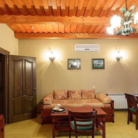 Hotel Letuchiy Gollandets Užhorod Esterno foto