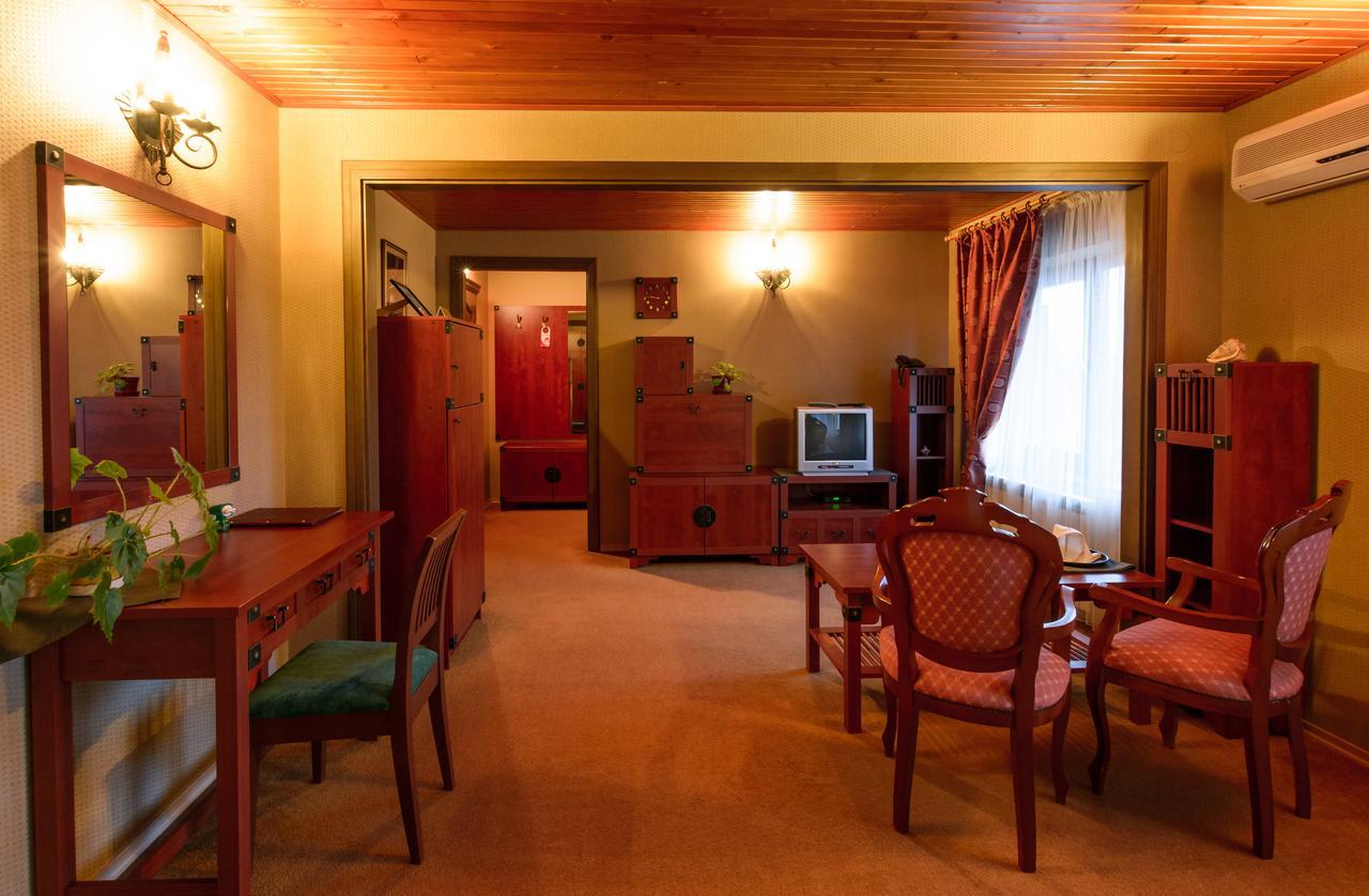 Hotel Letuchiy Gollandets Užhorod Esterno foto