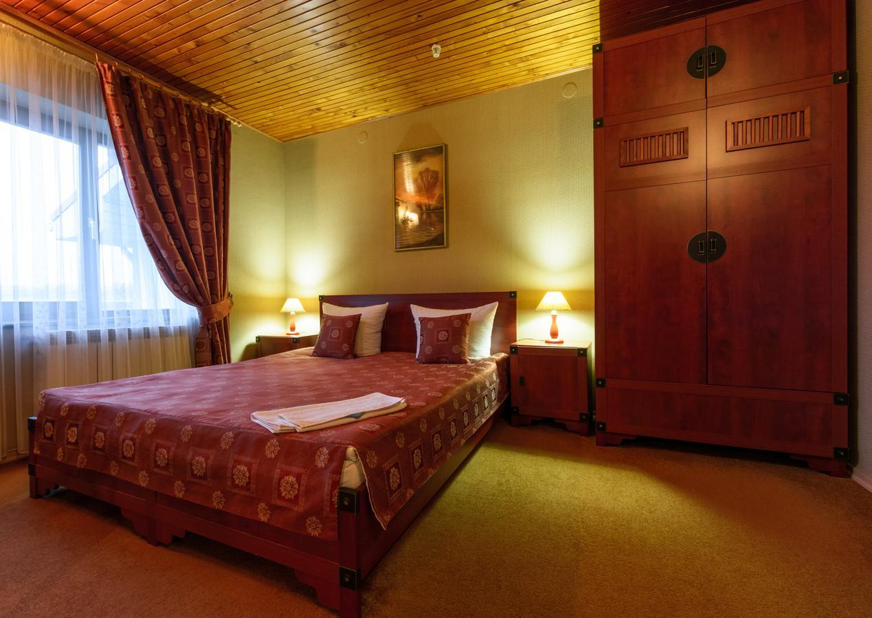 Hotel Letuchiy Gollandets Užhorod Esterno foto