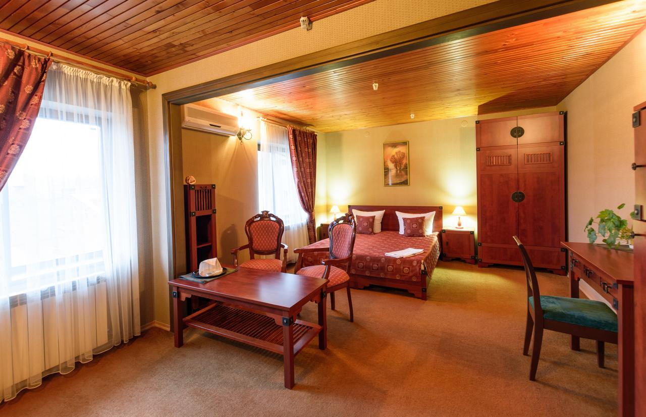 Hotel Letuchiy Gollandets Užhorod Esterno foto