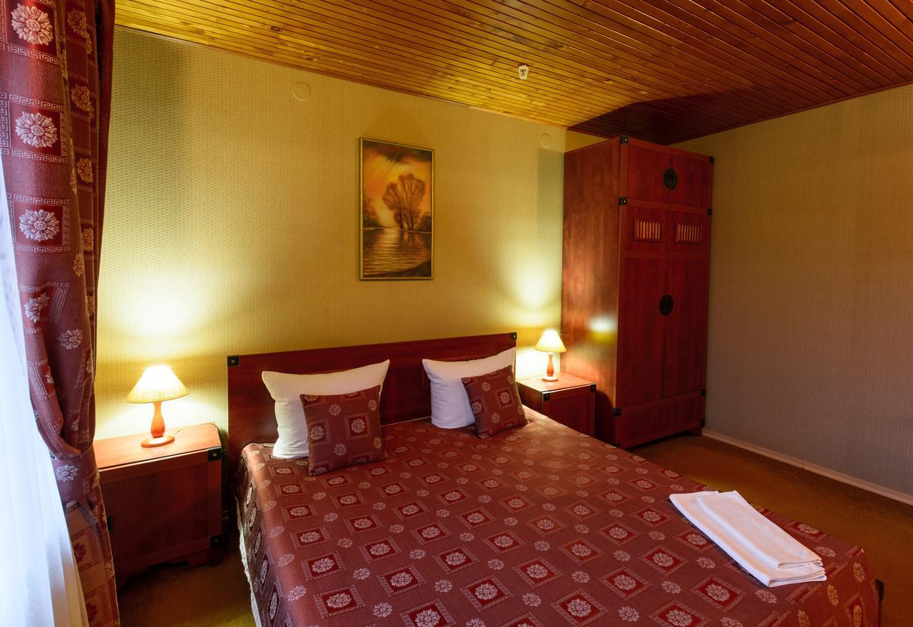 Hotel Letuchiy Gollandets Užhorod Esterno foto