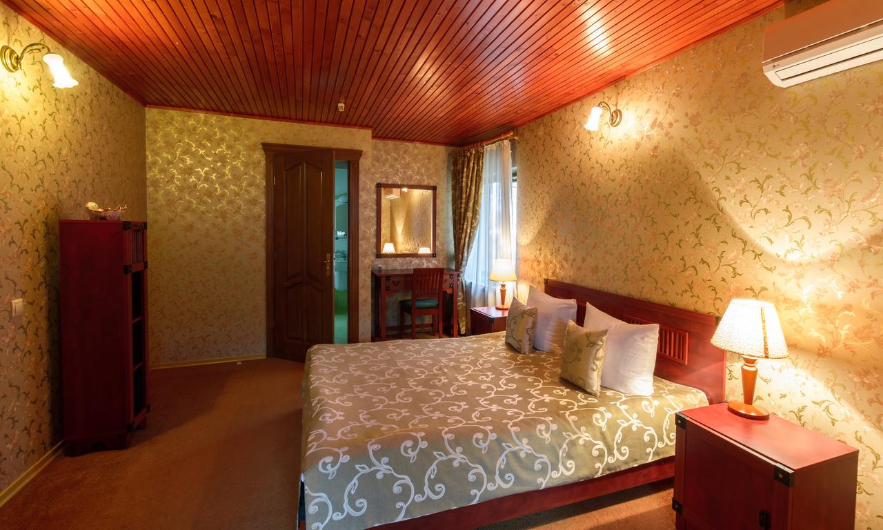 Hotel Letuchiy Gollandets Užhorod Esterno foto