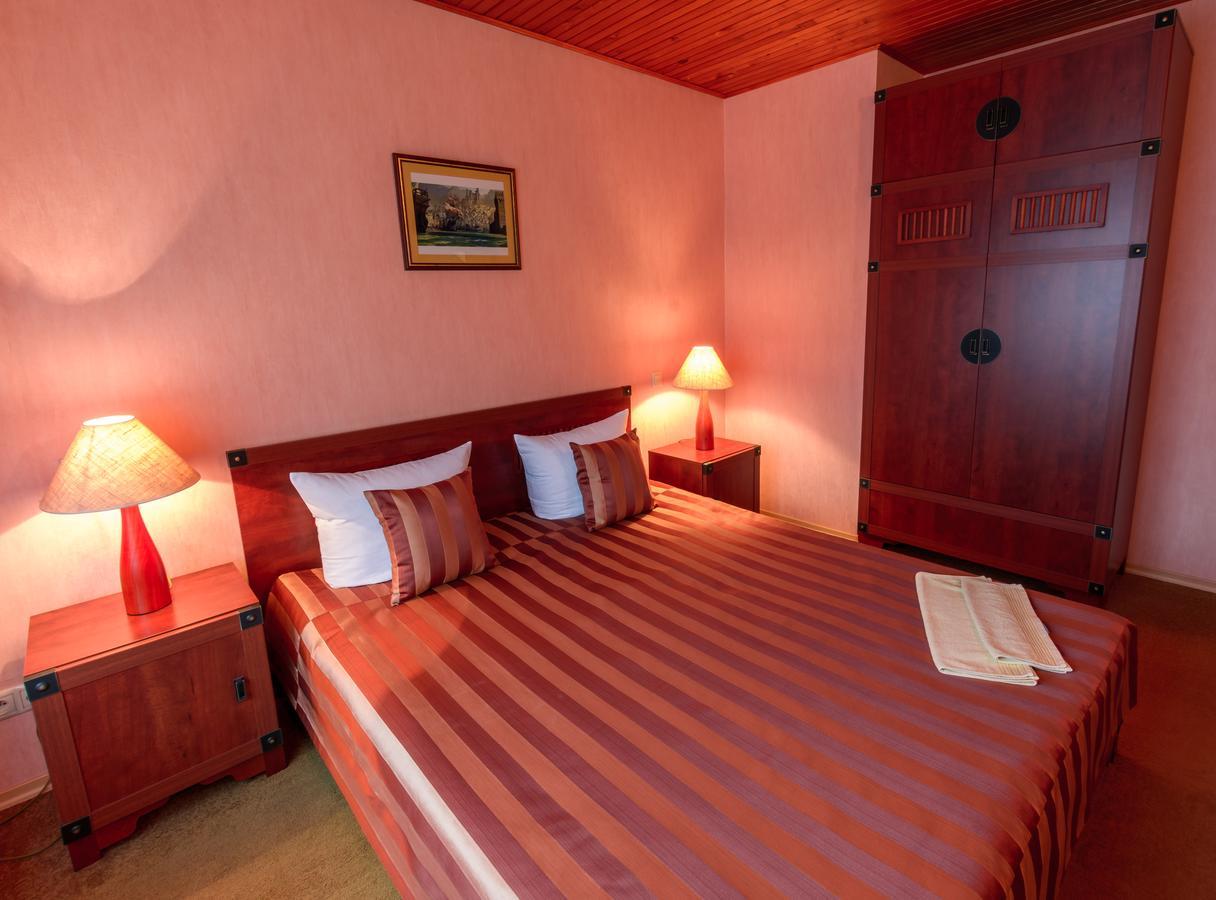 Hotel Letuchiy Gollandets Užhorod Esterno foto