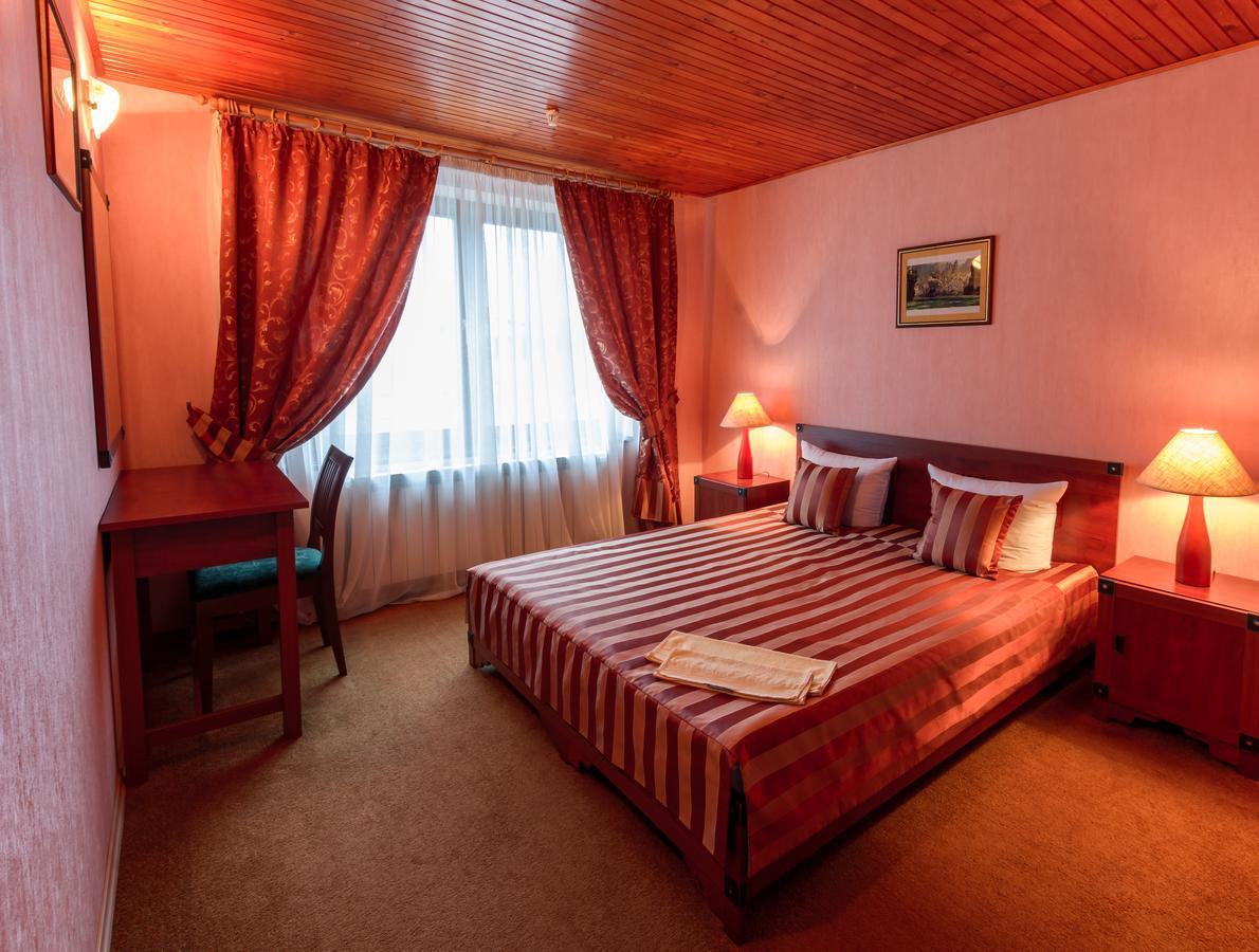 Hotel Letuchiy Gollandets Užhorod Esterno foto