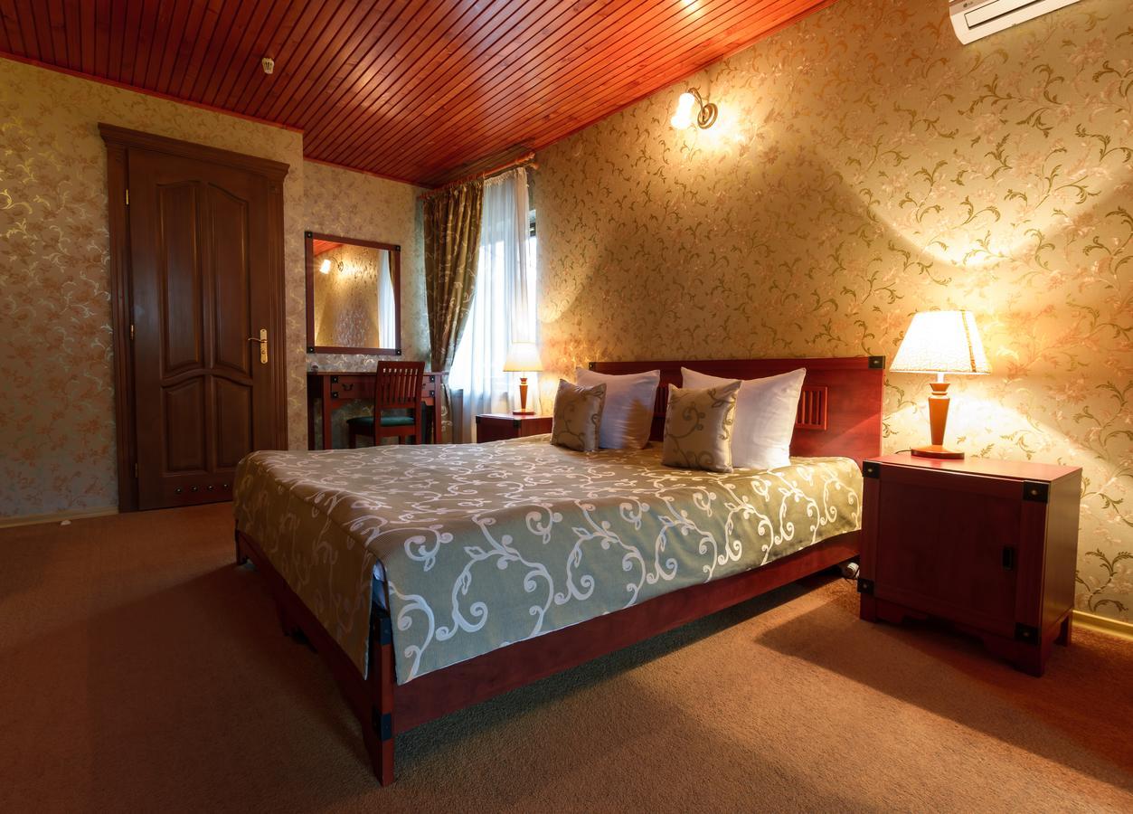 Hotel Letuchiy Gollandets Užhorod Esterno foto