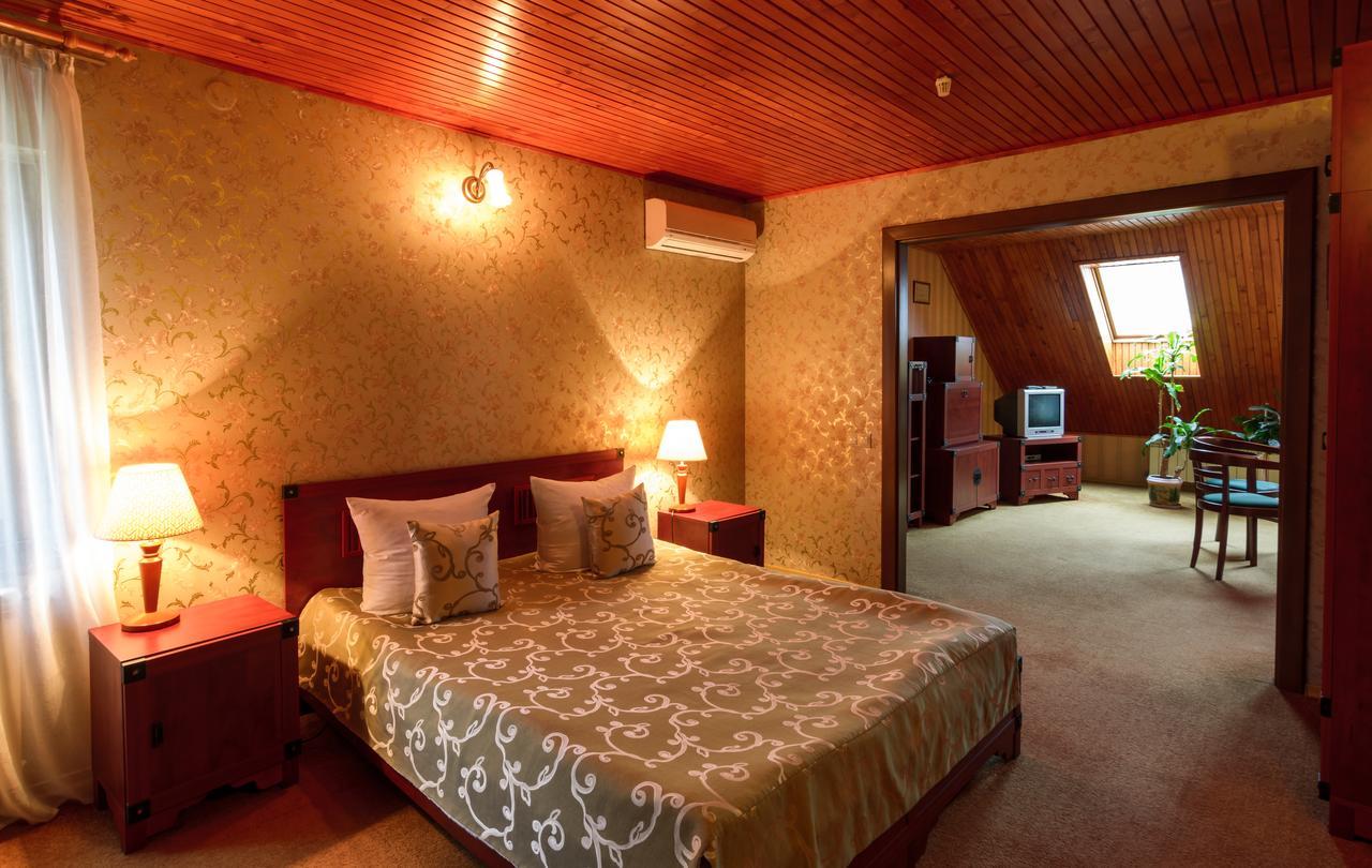 Hotel Letuchiy Gollandets Užhorod Esterno foto