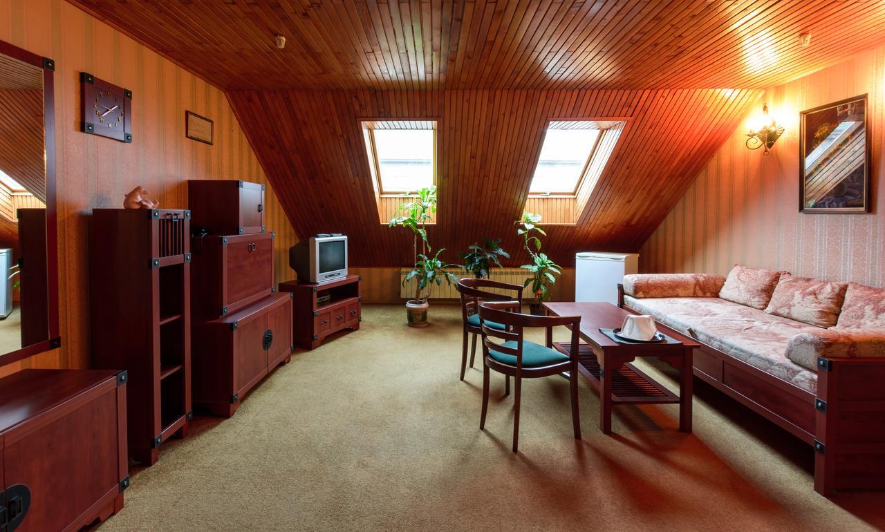 Hotel Letuchiy Gollandets Užhorod Esterno foto