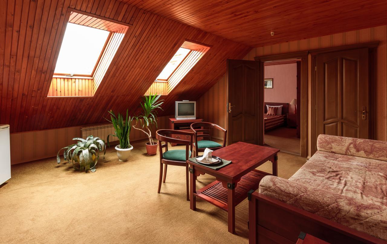 Hotel Letuchiy Gollandets Užhorod Esterno foto