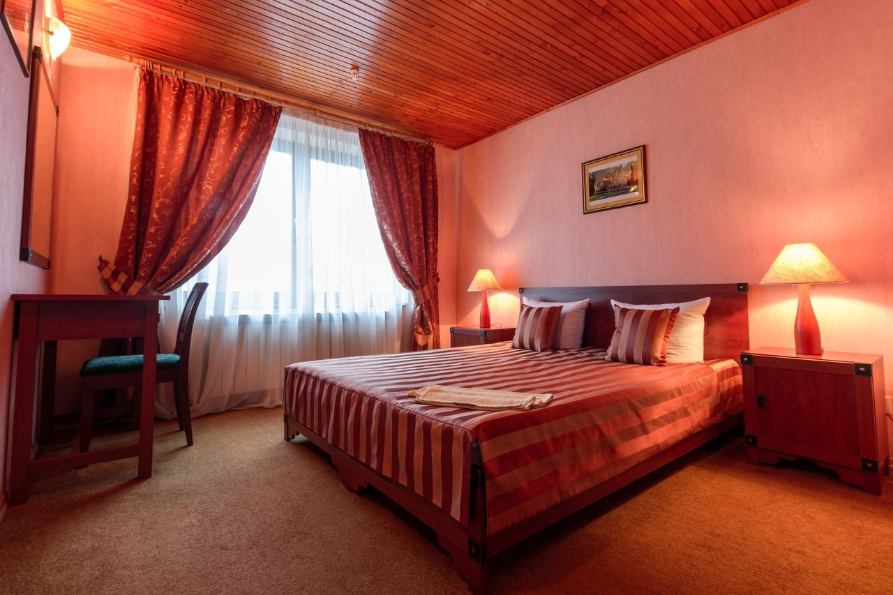 Hotel Letuchiy Gollandets Užhorod Esterno foto
