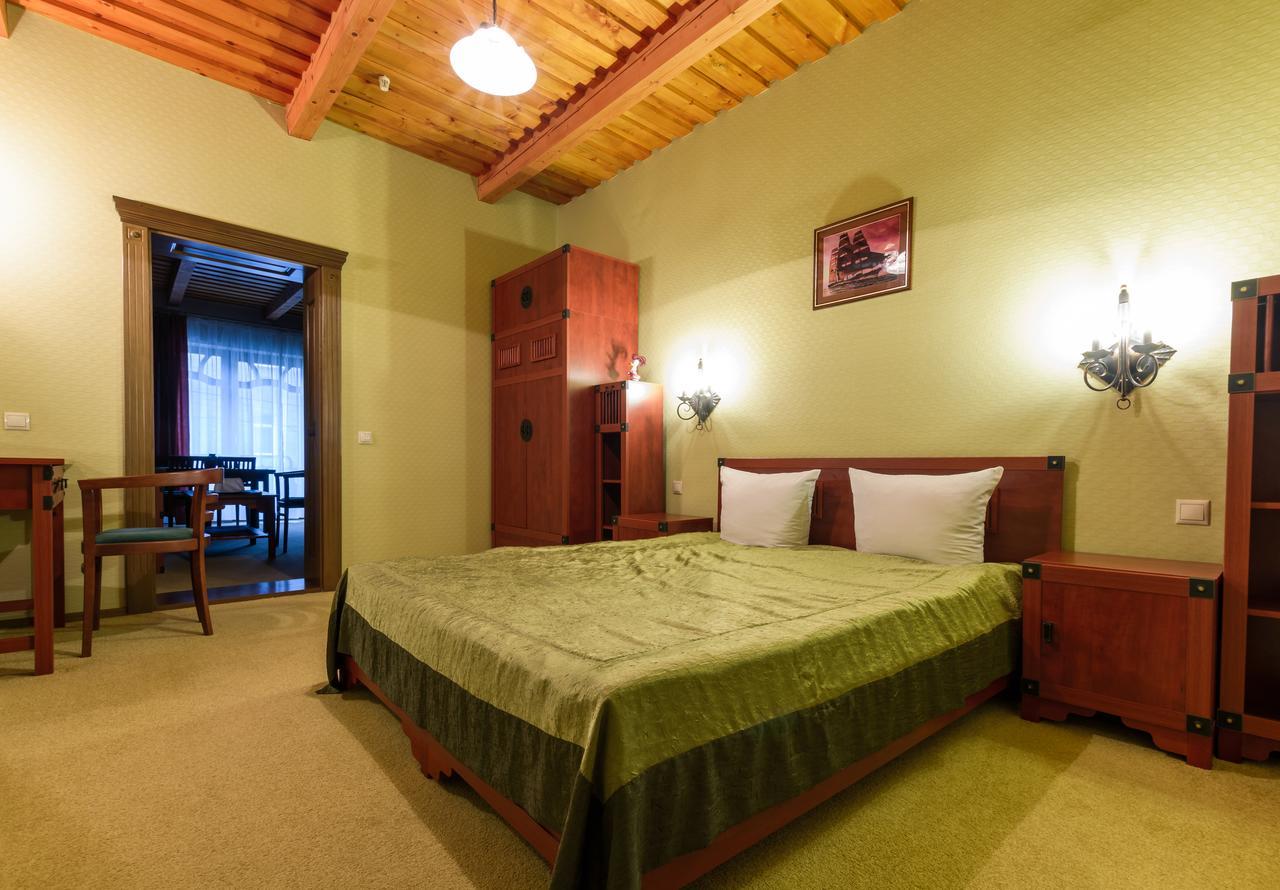 Hotel Letuchiy Gollandets Užhorod Esterno foto