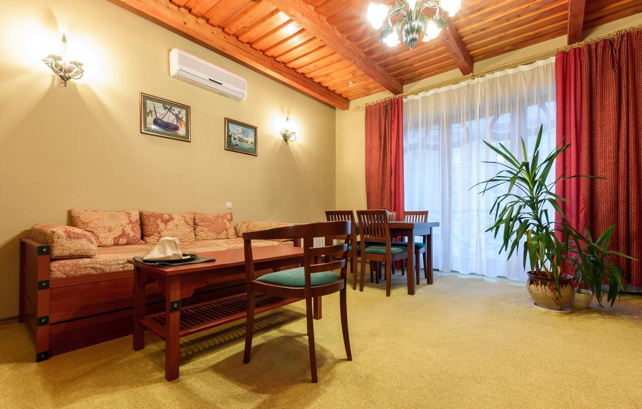 Hotel Letuchiy Gollandets Užhorod Esterno foto