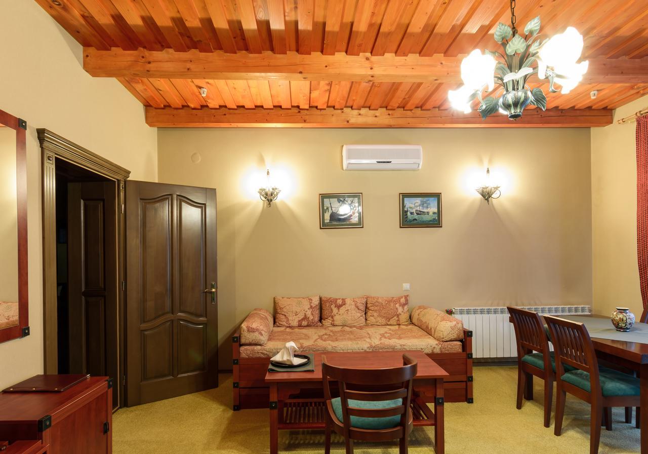 Hotel Letuchiy Gollandets Užhorod Esterno foto